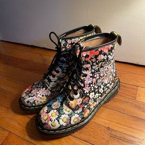 DOC DR MARTENS WOMEN’S BLACK FLORAL BOOTS MADE IN ENGLAND VINTAGE RARE  7UK/ 8US